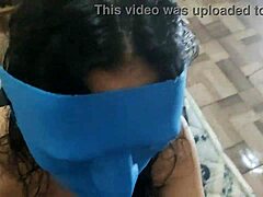 Девојка посинка даје својој маћехи сензуалну масажу стопала и пушење