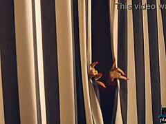 Брайона Эшли, соблазнительная брюнетка-мамочка, исполняет сольный стриптиз в мягком видео, которое подчеркивает ее зрелую красоту и пышную фигуру