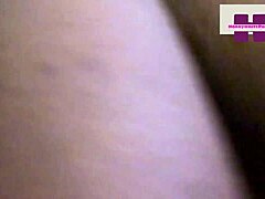 Mollige Milf reitet und wird in einem Amateurvideo überall gefickt. Abonniere für mehr