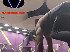 Maskeli kadın spor salonunda yalnız egzersiz yapıyor