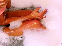 Prachtige blondine laat onberispelijke lichaamsbouw zien tijdens het ontspannen in bad