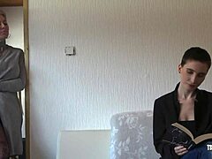 परिपक्व महिलाएं इस वीडियो में कामुक संभोग में संलग्न होती हैं।