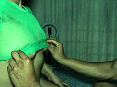 Potężny kutas penetruje zboczone cycki przyrodniego brata podczas masażu piersi