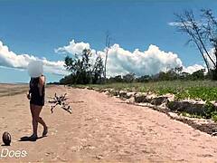 Μια τολμηρή σύζυγος πηγαίνει γυμνή σε μια δημόσια παραλία για να παίξει ποδόσφαιρο