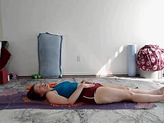 Aurora Willows Yoga-Lektion für reife Fans mit Arschverehrung