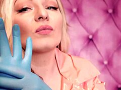 Aria Grander, uma MILF sedutora, veste um traje fetichista, incluindo um casaco rosa de PVC e luvas azuis nitriladas, mostrando suas curvas impressionantes neste vídeo caseiro