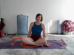 Pelajaran yoga Aurora Willows untuk penggemar matang dengan pemujaan pantat