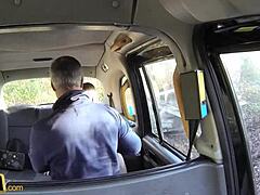 MILF Belanda yang terangsang memberikan blowjob tenggorokan dalam dan mendapat rimed dalam teksi