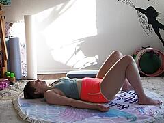 Аурора Уилоус се отдава на чувствена йога сесия и обожание на краката
