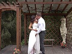 Bruid geeft een blowjob en wordt geneukt op haar trouwdag in de buitenlucht