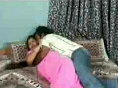 Ibu-ibu Desi melakukan hubungan seks sensual dengan kekasihnya di bilik tidur