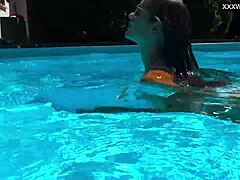 Angelica érett szépsége: Európai milf csupaszítja az egészet a medence mellett
