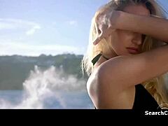 Candice Swanepoels joacă seducător în extravaganța costumului de baie Victorias Secret 2015-2016