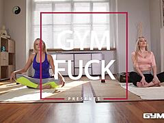 Pasangan yoga Ria Sunn dan Amber Jayne terlibat dalam sesi gym yang panas
