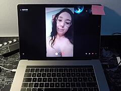Зрела шпанска порно звезда задовољава свог обожаваоца веб камере у врућој сесији