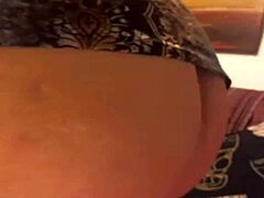 Wulpse oudere vrouw verwent zichzelf en pronkt met haar derriere op de webcam