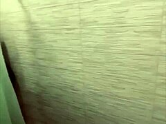 Milf'in duşta sikiştiği ev yapımı bir video