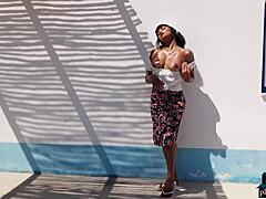 La ropa rasgada revela a Angel Constance, una modelo india curvilínea de milfs, en una sesión de Playboy al aire libre
