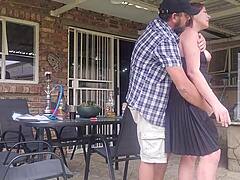 Une femme au foyer mature se fait baiser en plein air par derrière pendant l'absence de son mari