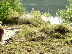 एक परिपक्व महिला स्विमिंग झील में सार्वजनिक रूप से वीर्य और पेशाब निगलती है।