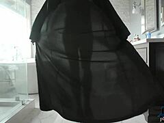 Ana Foxxx, la grande modèle MILF noire, se déshabille et se luxurie dans un bain chaud