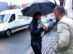 Eine deutsche Amateur-MILF in Lederhosen wird während eines Straßencastings gefickt