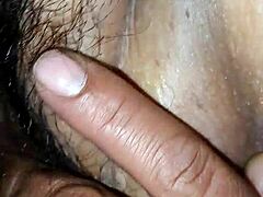 अमेचुर MILF अपने स्टेपसन को सेड्यूस करती है।