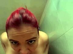 Dojrzała kobieta z dużym tyłkiem robi się mokra i dzika pod prysznicem