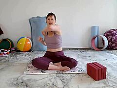 Aurora Willows lidera una clase de yoga para mujeres maduras