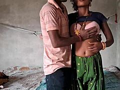 भारतीय लड़की का आनंद लेता है कठोर गुदा सेक्स में गांव की सैटिंग