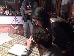 Andy Casanovas experimentează în culise pe platoul de filmare al vedetei mature italiene Giulia Lagherta