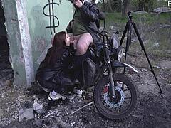 परिपक्व महिला मोटरसाइकिल और बड़े लिंग के आनंद में लिप्त होती है।
