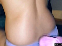 Amatørvideo av mine stemammas store og stinkende truser med store brystvorter