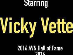 Vicky Vette, egy érett szőke milf, egy dildóval kényezteti magát az év kezdetére