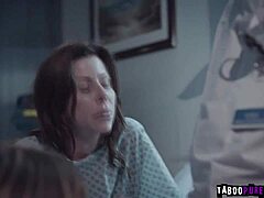 Алексис Фокс, зрелая и унылая женщина, наслаждается тройкой с молодым пациентом и его привлекательной медсестрой