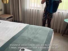 एक होटल का कमरा जो एक स्टेपमदर और उसके टीन स्टेपसन द्वारा साझा किया गया है।