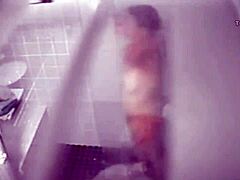 Bräunerte Mutter gefangen in der Dusche mit ihren Bräunungslinien