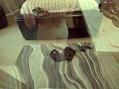סרטון ביתי של חורגת צרפתית ובנה מתקלחים יחד