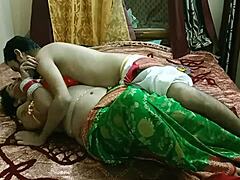 印度继母和她的年轻学生进行激烈的阴道性爱