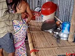 Intialaiset pariskunnat harrastavat rotujenvälistä keittiöseksiä ystävän kanssa