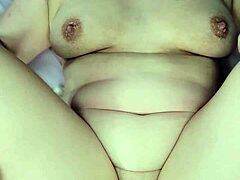 Аматерска жена са великим дупетом добија велики пенис и сперму унутра у реверс каугрил ПОВ