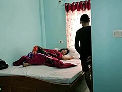 Η σύζυγος ενός Ινδού από το Nri απατά τον σύζυγό της με ένα αγόρι διανομής φαγητού για καυτό διαφυλετικό σεξ