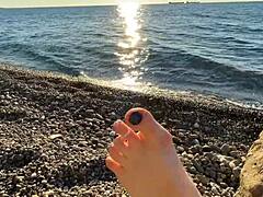 A senhora Lara adora os pés e brinca com os dedos na praia