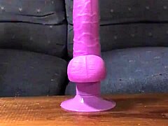 Una donna matura eccitata usa dei giocattoli per raggiungere l'orgasmo mentre usa un dildo