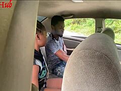 Busty ebony babe mendapat ditiduri di taksi