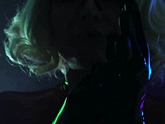 लेटेक्स-पहने डोम आर्या ग्रेंडर हेलोवीन बुत सत्र के लिए अपने ध्वनि एएसएमआर कौशल के साथ लुभाता है