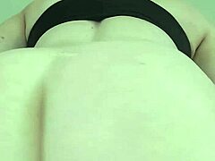 Плавокоса МИЛФ се скида и мастурбира у видеу са стриптизом