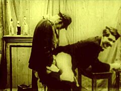 Vintage lesbické fajčenie a retro šukanie v klasickom videu Dark Lantern Entertainments