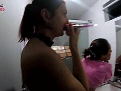 Joy Cardozos, eine milf-Lady, mischt und schminkt sich während einer Aufnahme im Club da Pernocas