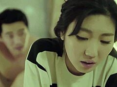 אמא חורגת קוריאנית נהיית שובבה עם המטופל הצעיר שלה בסרטון HD18plus